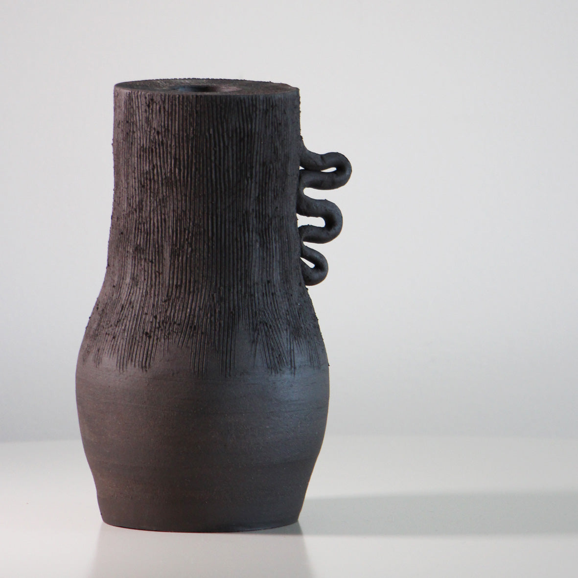 textured ceramic vase | Garofano marrone